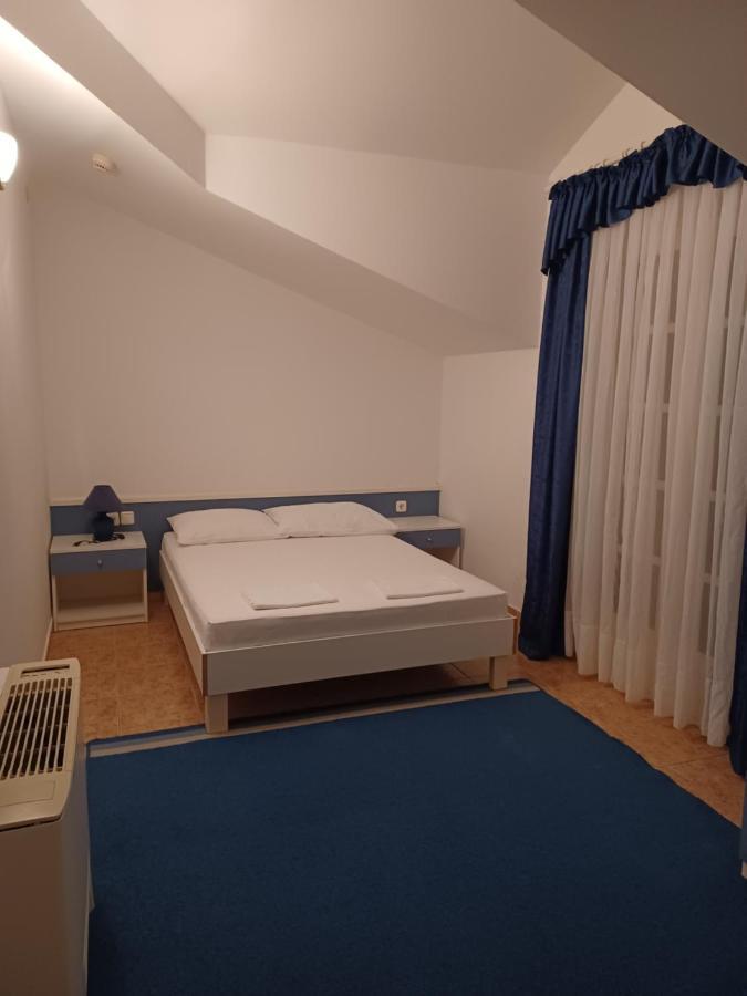 Hotel Ivan Dujmovic Dvori Bol Exterior photo